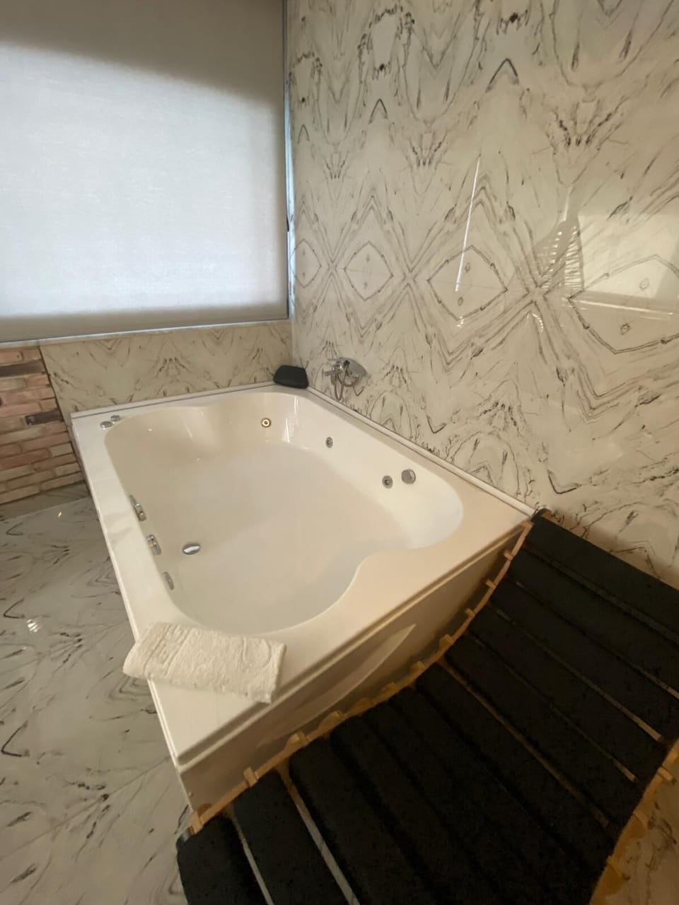 Studio Suite | Bathroom | Shower, free toiletries, hair dryer, slippers