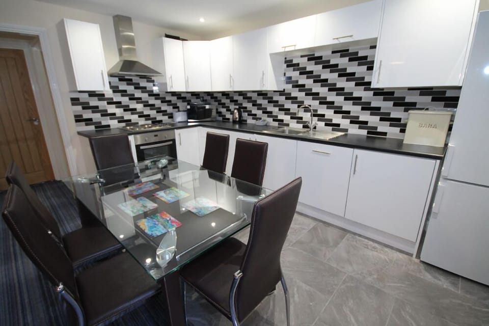 Apartment, Multiple Beds, Non Smoking | In-room dining