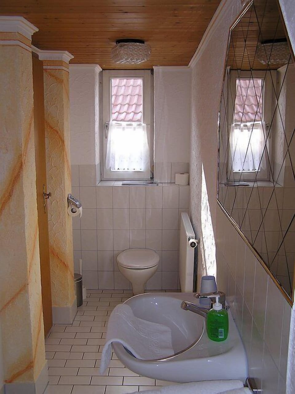 Shower, rainfall showerhead, free toiletries, hair dryer (on request)