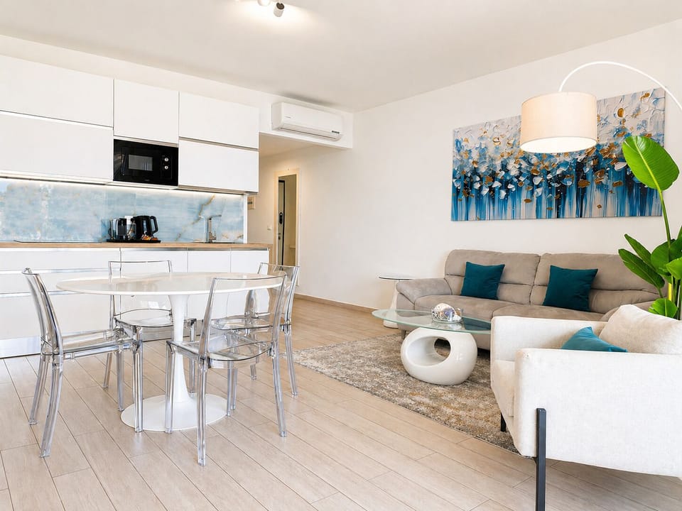 Panoramic Apartment, Hot Tub, Sea View | Living area