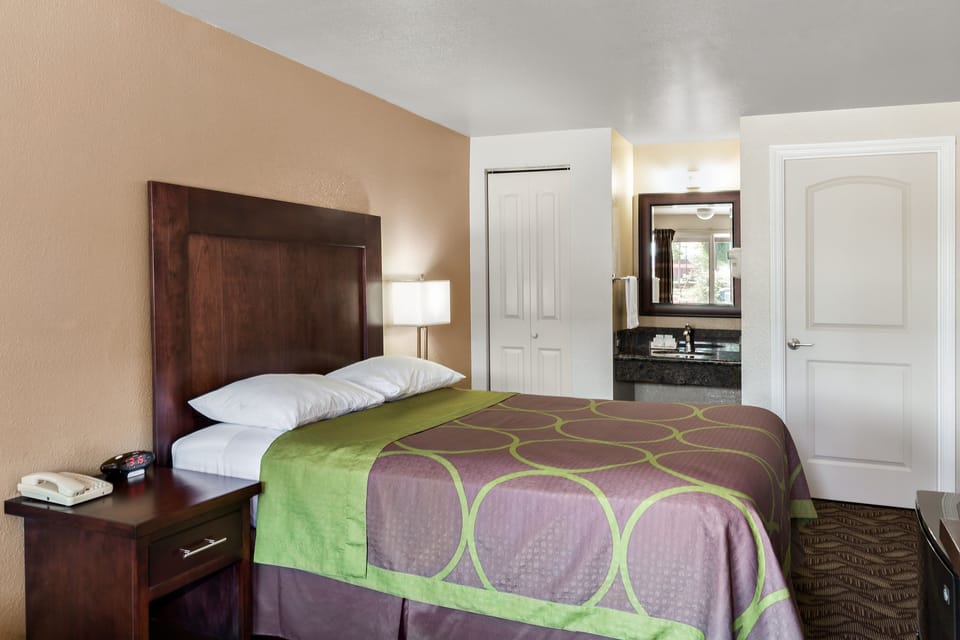 Traditional Room, 1 Queen Bed | Iron/ironing board, free WiFi, bed sheets