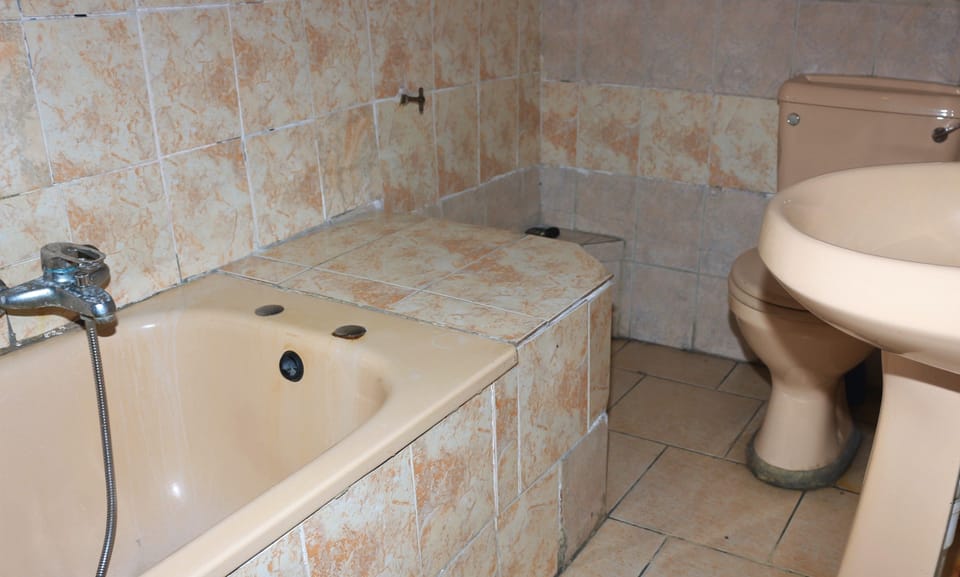 Combined shower/tub, deep soaking tub, free toiletries, towels