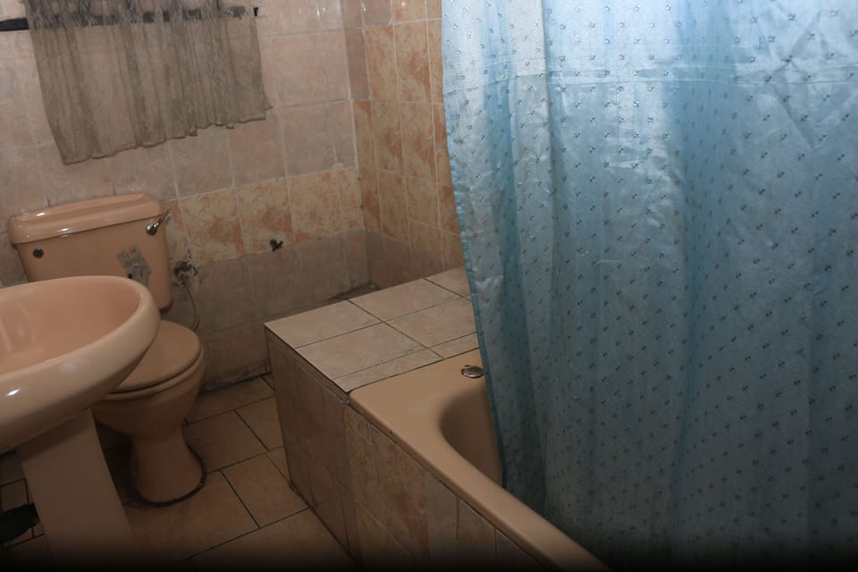 Combined shower/tub, deep soaking tub, free toiletries, towels