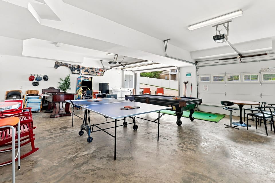 Game room! Ping Pong, arcade, billiard, giant jenga, foosball, putt putt