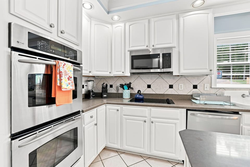 Double oven and fully stocked main kitchen