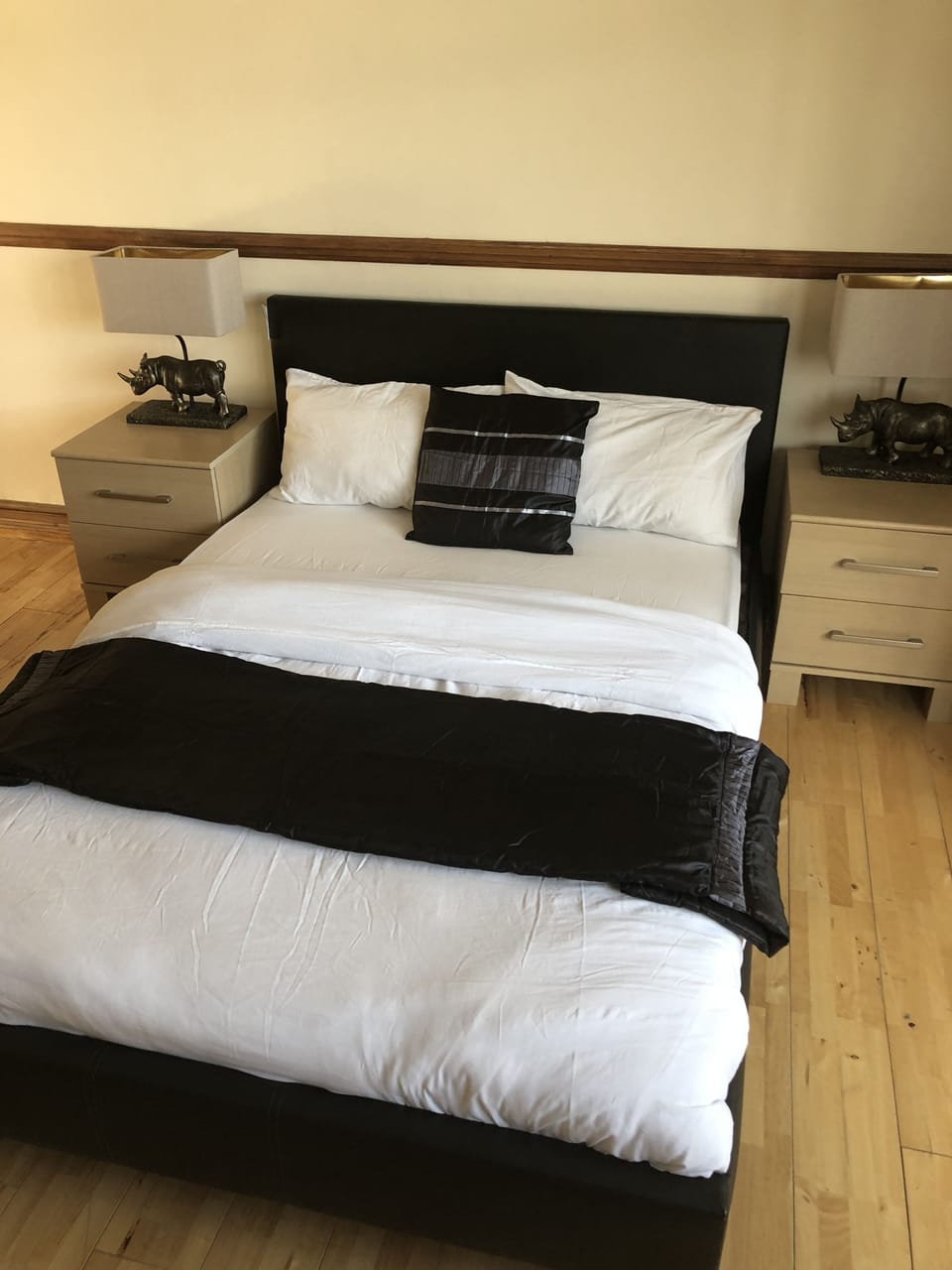 Premium Apartment, 2 Bedrooms, Non Smoking | 2 bedrooms, individually decorated, individually furnished