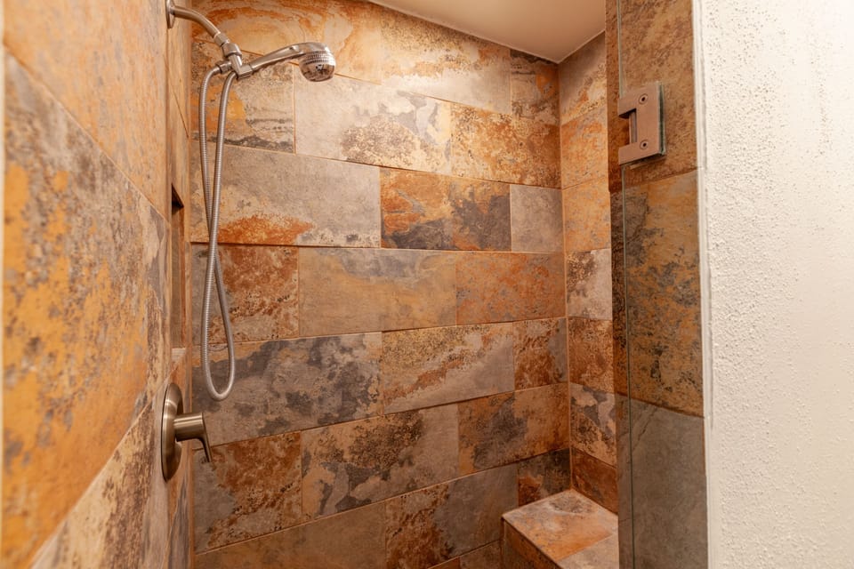 Deluxe Room, 1 King Bed | Bathroom | Free toiletries, hair dryer, bathrobes, towels