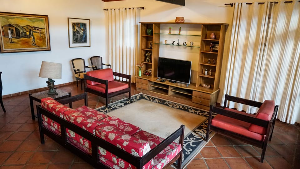 32-inch LCD TV with cable channels, TV