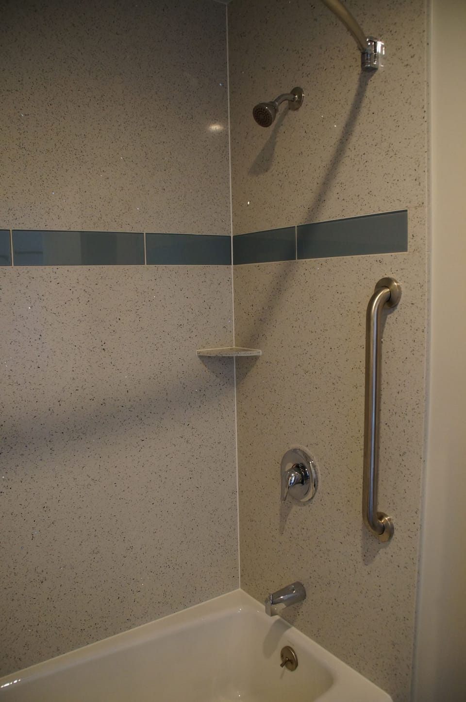 Deluxe Room, 1 King Bed, Non Smoking | Bathroom | Free toiletries, hair dryer, towels