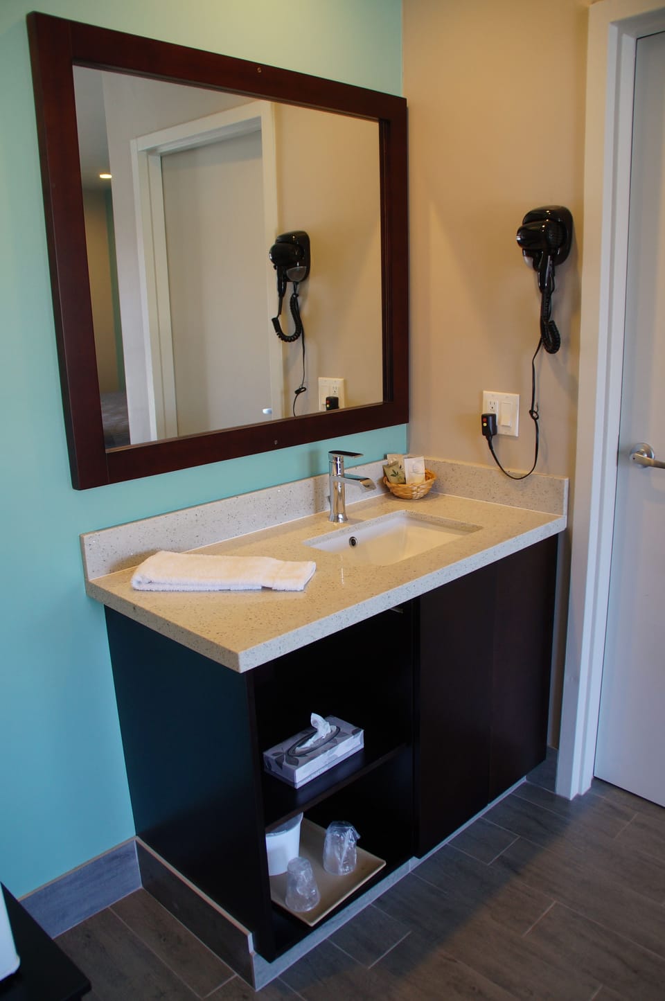 Deluxe Room, 1 King Bed, Non Smoking | Bathroom | Free toiletries, hair dryer, towels