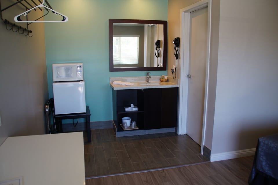Deluxe Room, 1 King Bed, Non Smoking | Pillowtop beds, desk, laptop workspace, iron/ironing board