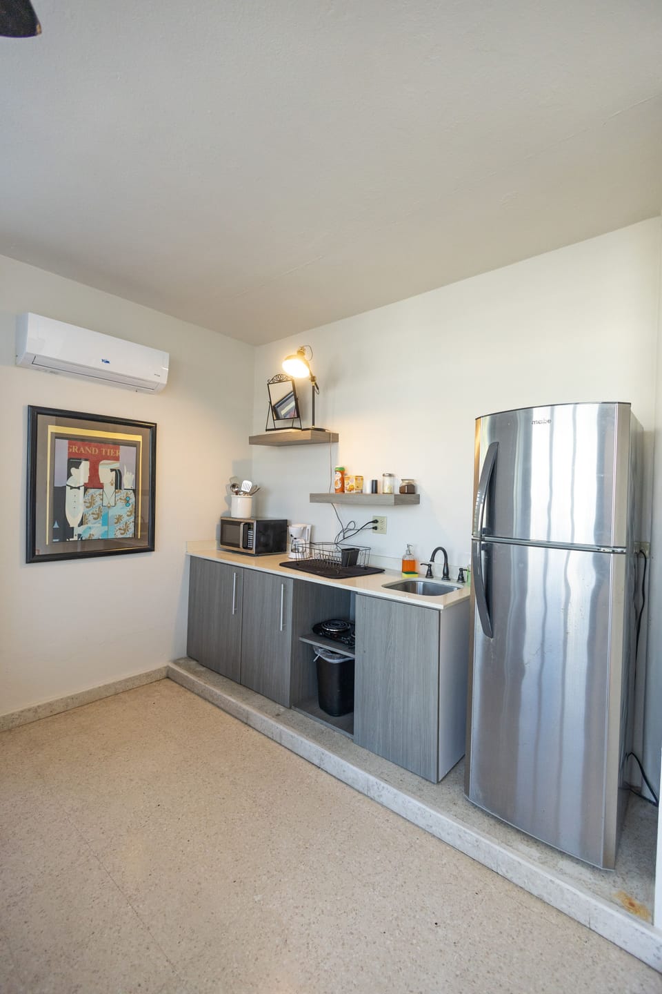 Traditional Apartment, 1 King Bed, Non Smoking, Partial Ocean View | Private kitchen | Fridge, microwave, espresso maker, coffee/tea maker