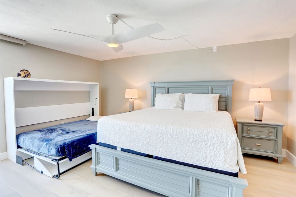 Guest Room with Queen and murphy bed