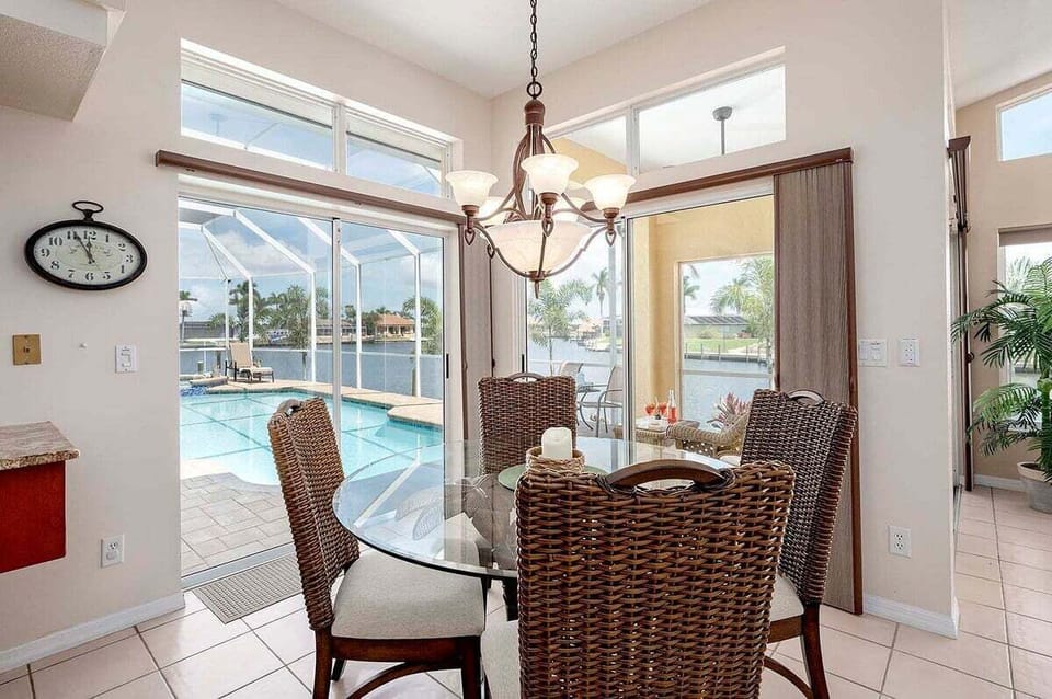 Nook Area with Pool View