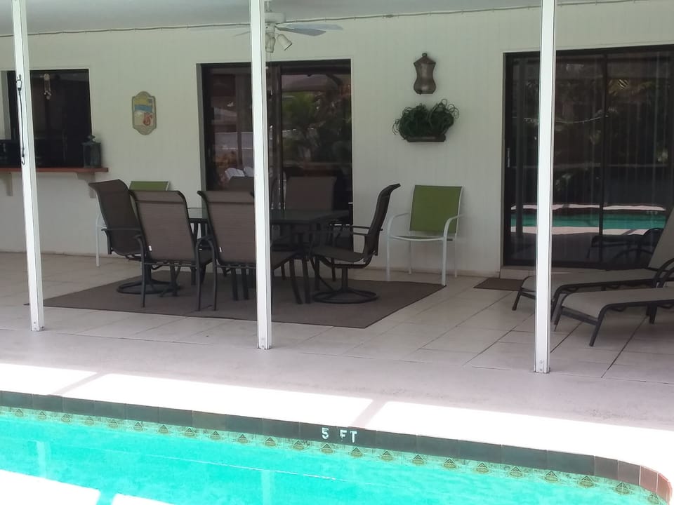 Outdoor dining area for those quiet evening dinners around the pool.
