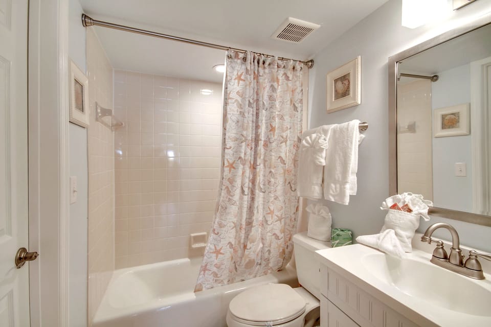 Guest Bathroom with Tub/Shower
