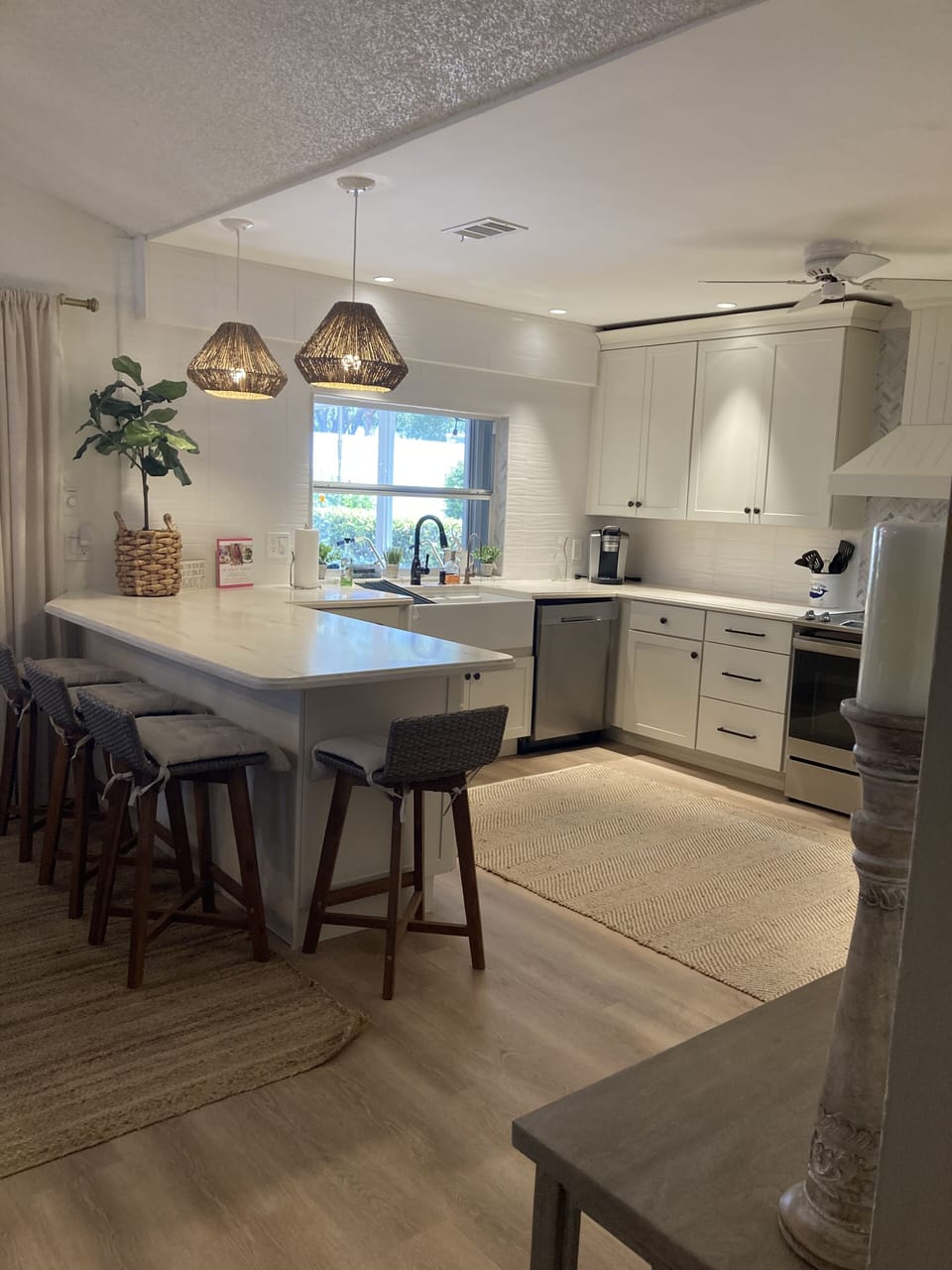 Newly reno kitchen, fully Eqt., SS frig W ice maker, reverse osmosis filt water.