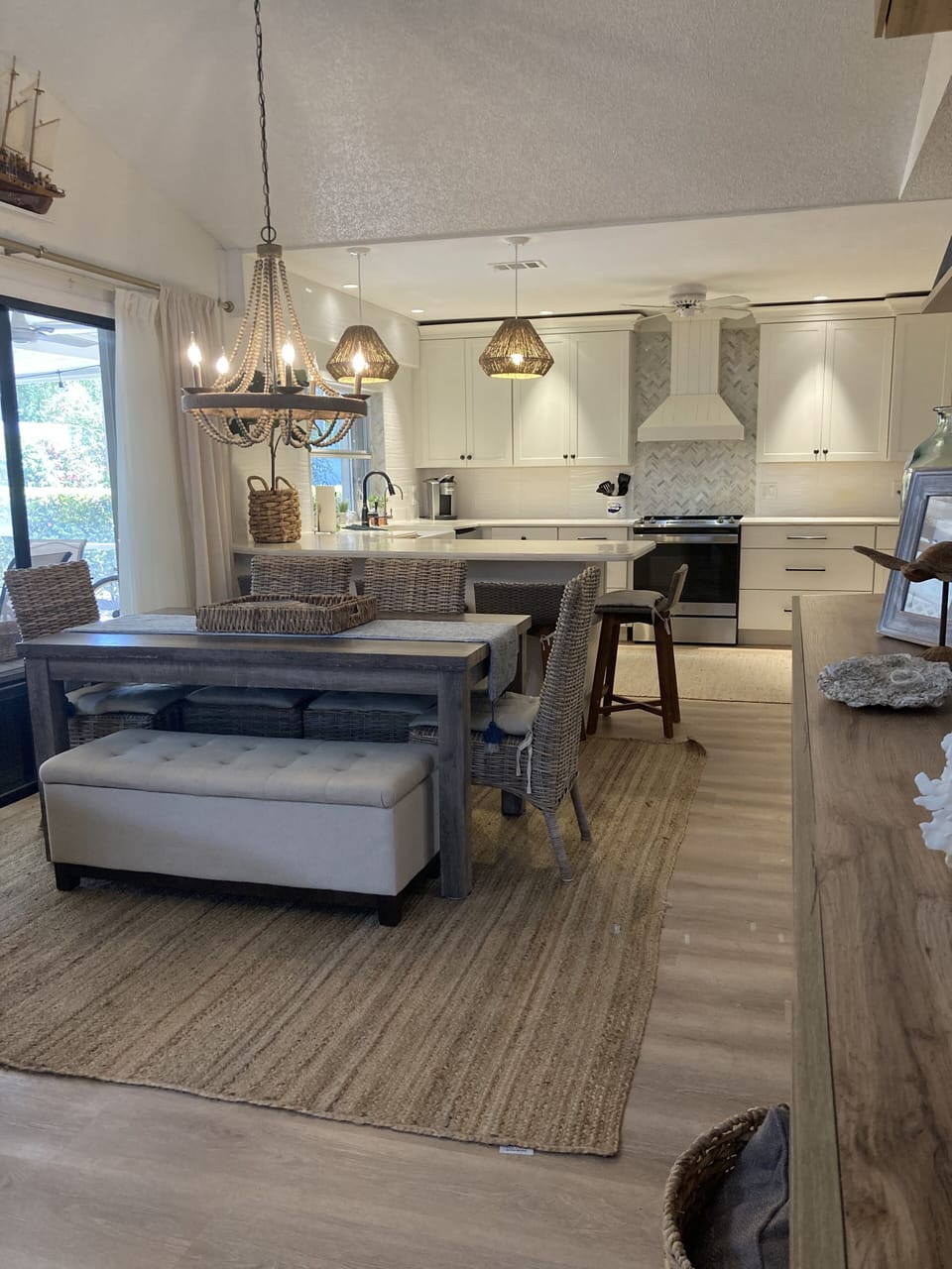 Lots of space, table for 6 + 4 counter seats