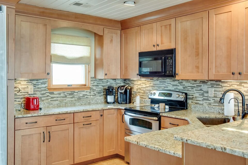 B10: Bay Meadow 10 | Top Level Kitchen