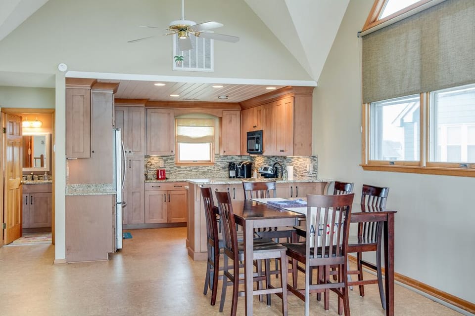 B10: Bay Meadow 10 | Top Level Dining Area
