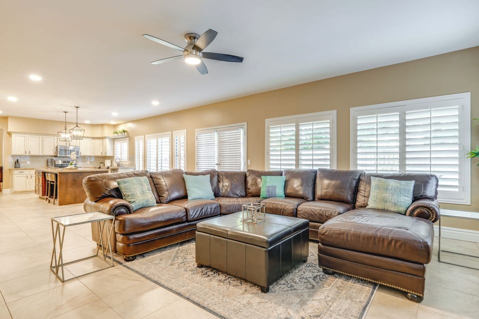 Living Room | Free WiFi | Smart TV | Fireplace