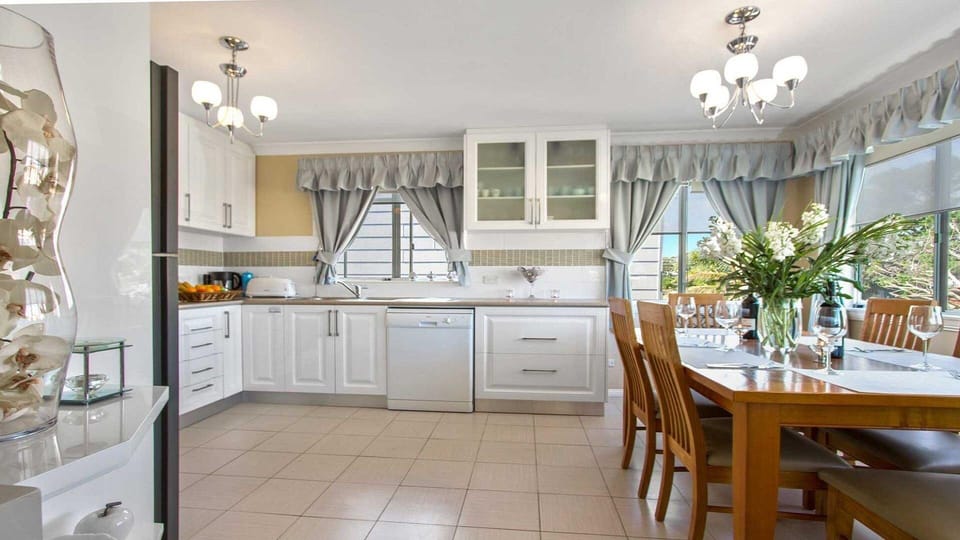 Sea Gem | Open plan kitchen and dining