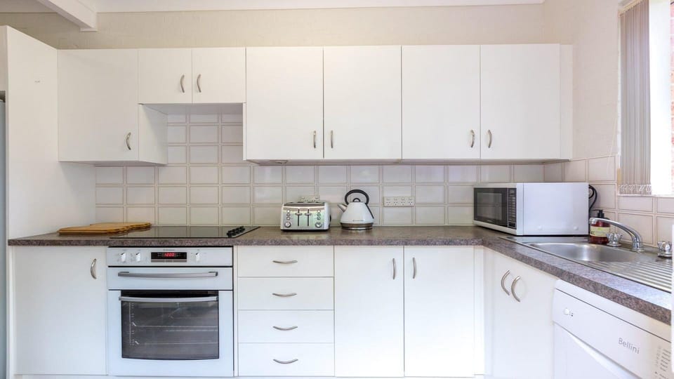 Tehidy Townhouse | Modern Kitchen