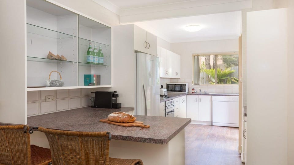 Tehidy Townhouse | Breakfast Bar | Modern Kitchen