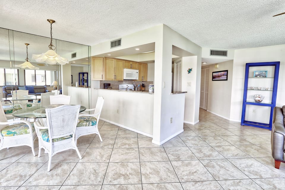 Kitchen/Dining Area