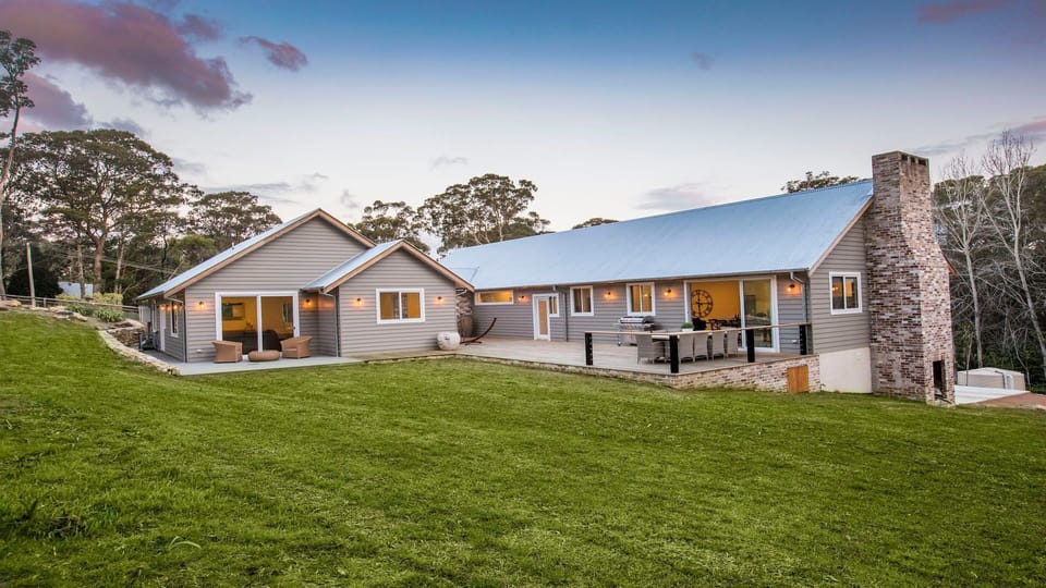 Amaroo | Garage | Parking - driveway | Gardens | 4km to Bowral and Mittagong