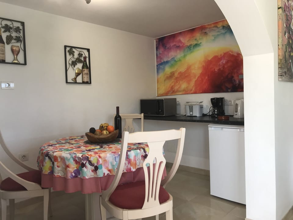 Dining in the cueva kitchen 