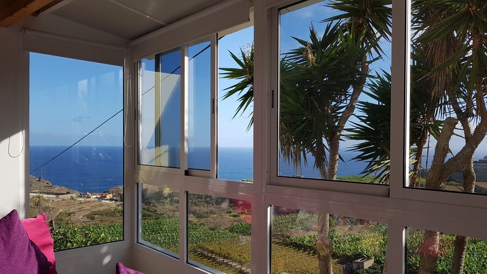 Relax on the sofá with your own panoramic view of the Atlantic 