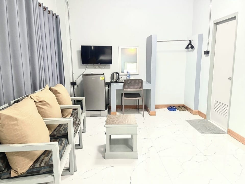 Family Triple Room | Hypo-allergenic bedding, desk, free WiFi, bed sheets