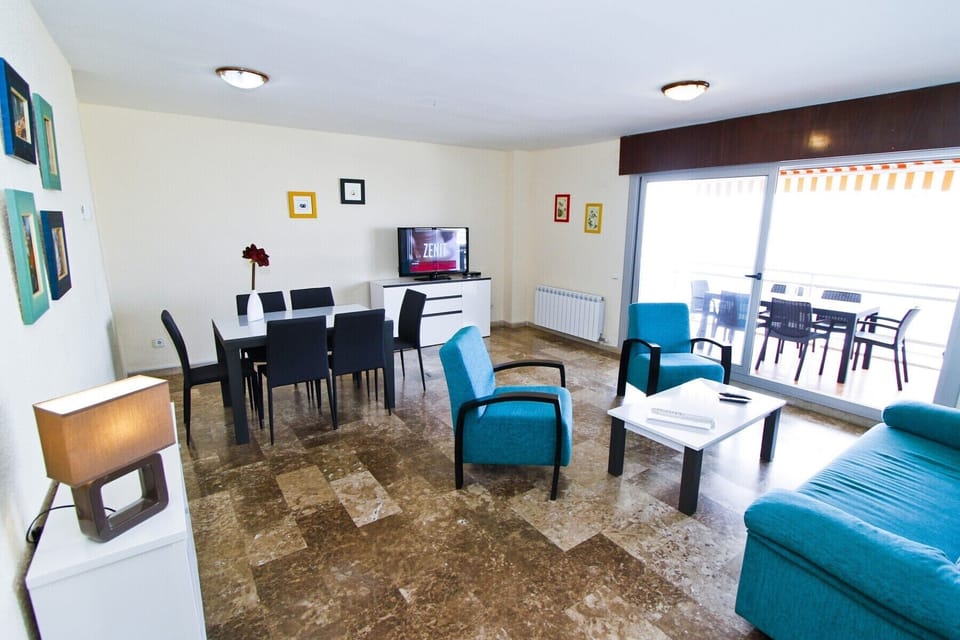 Wide dinning room