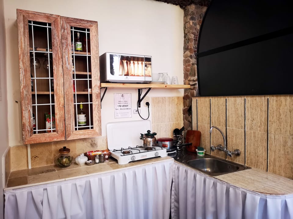 Economy Room, 1 Queen Bed | Private kitchen | Fridge, microwave, coffee/tea maker, cookware/dishes/utensils