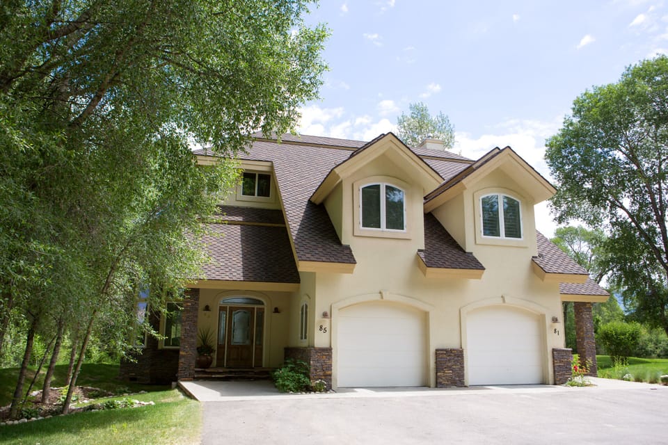 View of the front of the townhomes in the summer