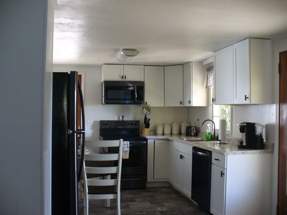All  Remodeled  Full  Kitchen 