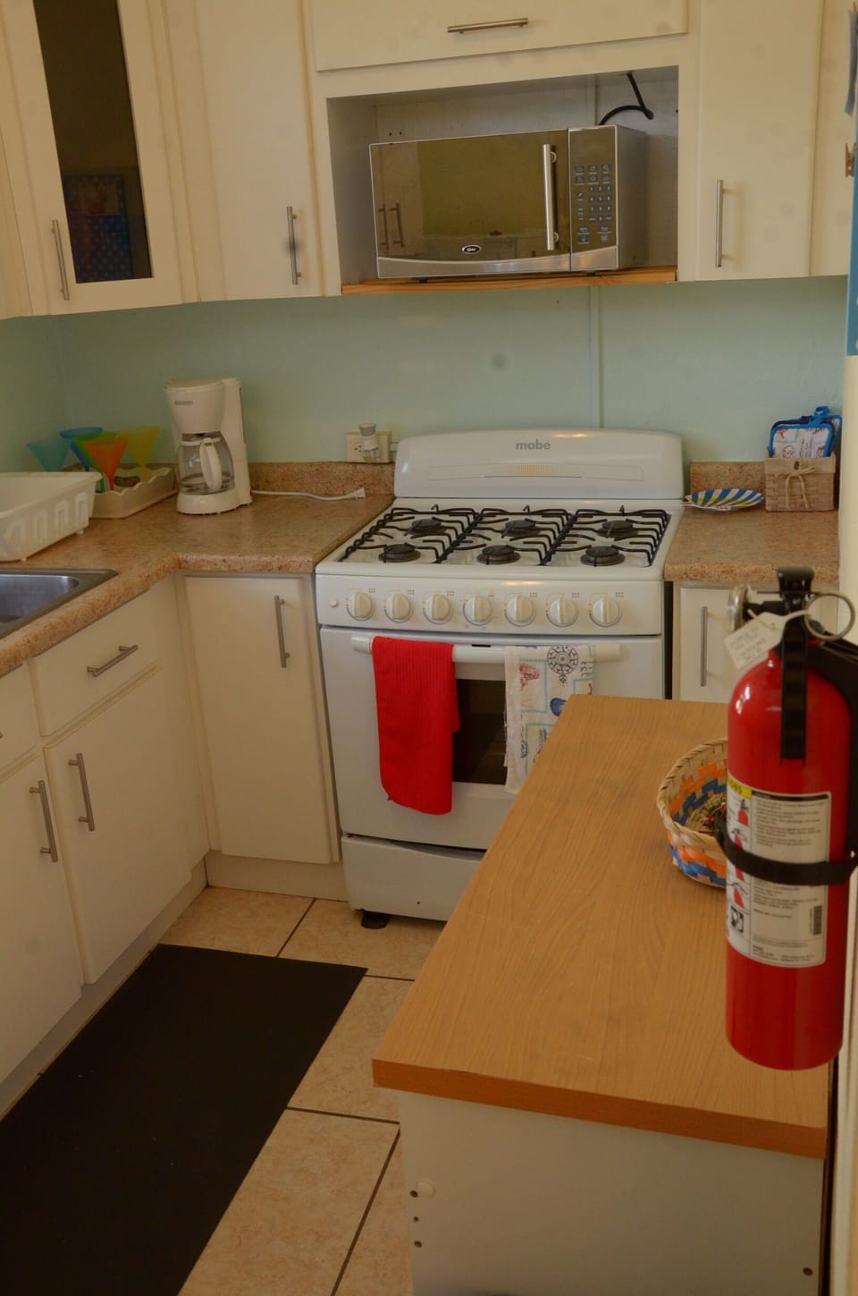 Kitchen with all appliances. Include a small kitchen island.