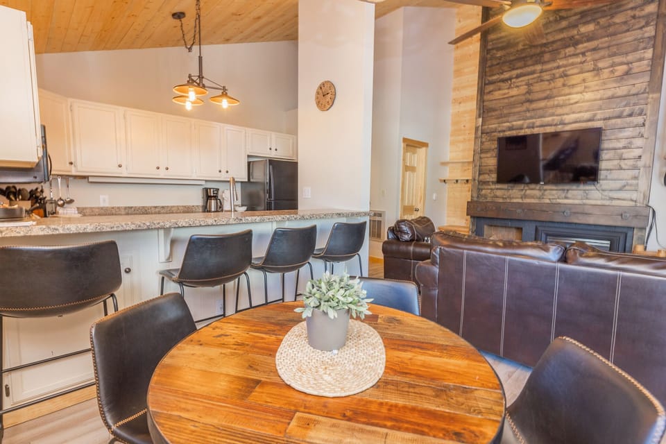 Breakfast bar with seating for four and dining area with seating for four