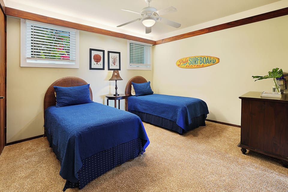 GUEST BEDROOM. TWIN BEDS. GARDEN VIEW.
