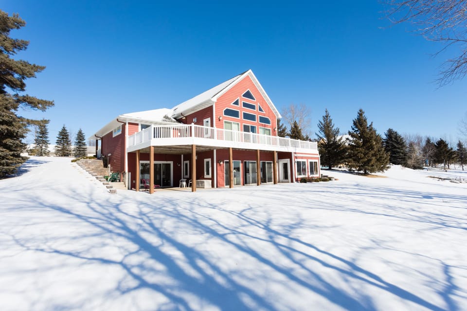 Great place to gather for a winter weekend! Lakeside view.