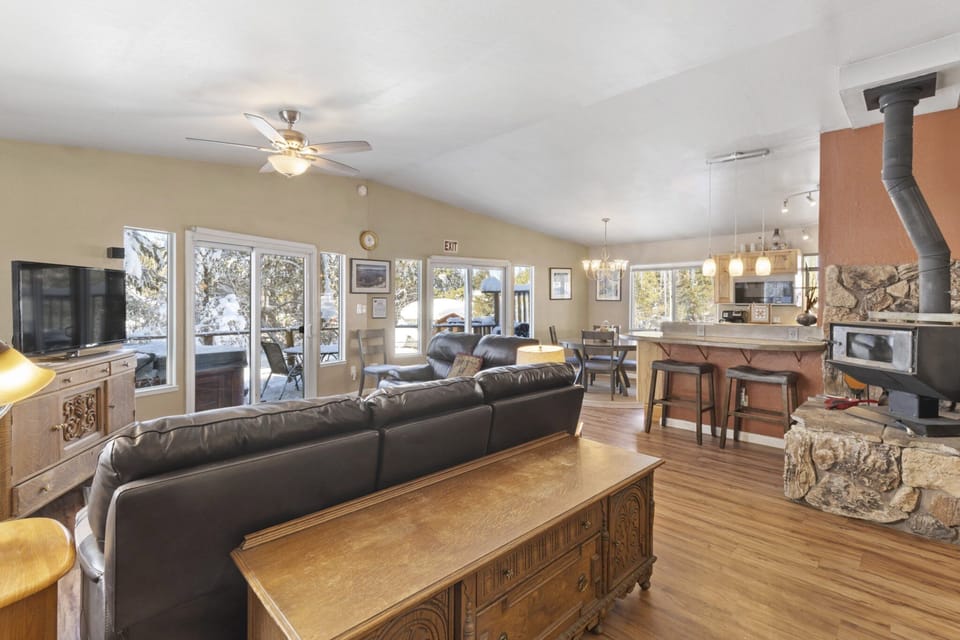Welcoming open floor plan with lots of windows 