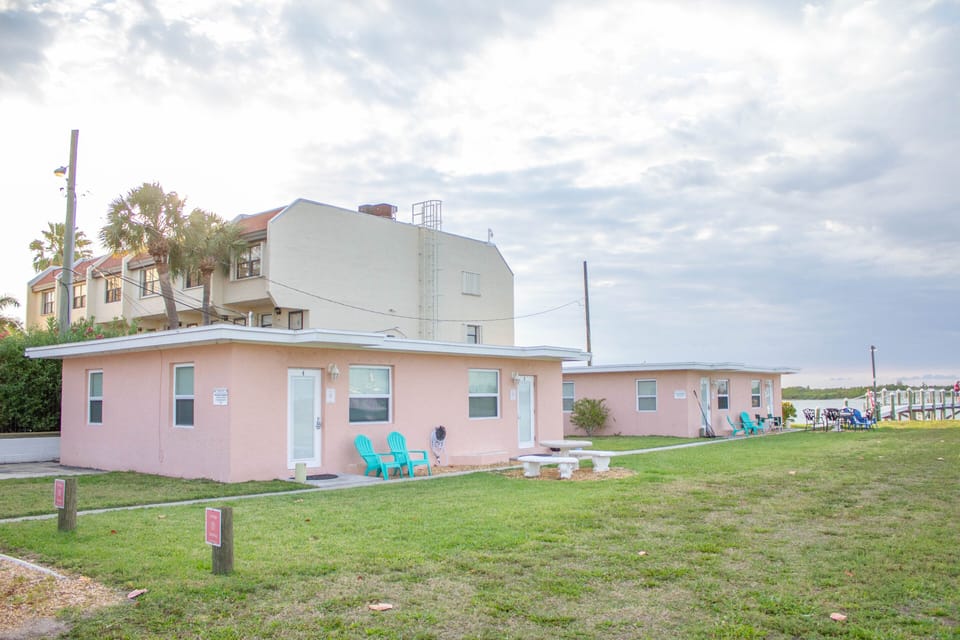 1 bedroom/1 bath Coral Beach Cottage: #4 is the forth door from the water