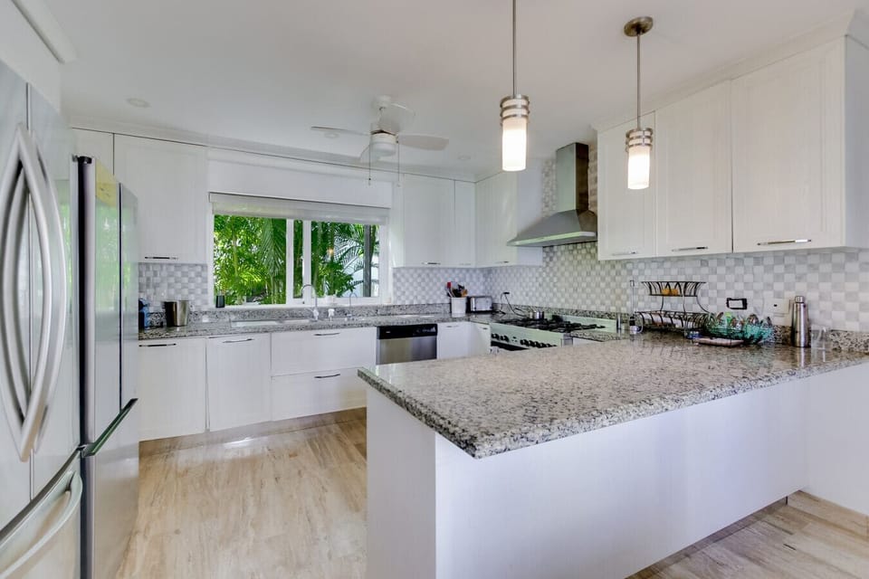 Villa Paraiso: Open kitchen with island and stainless steel appliances