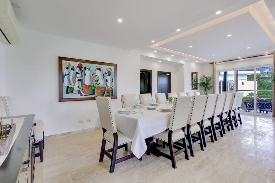 Villa Paraiso: Large dining room