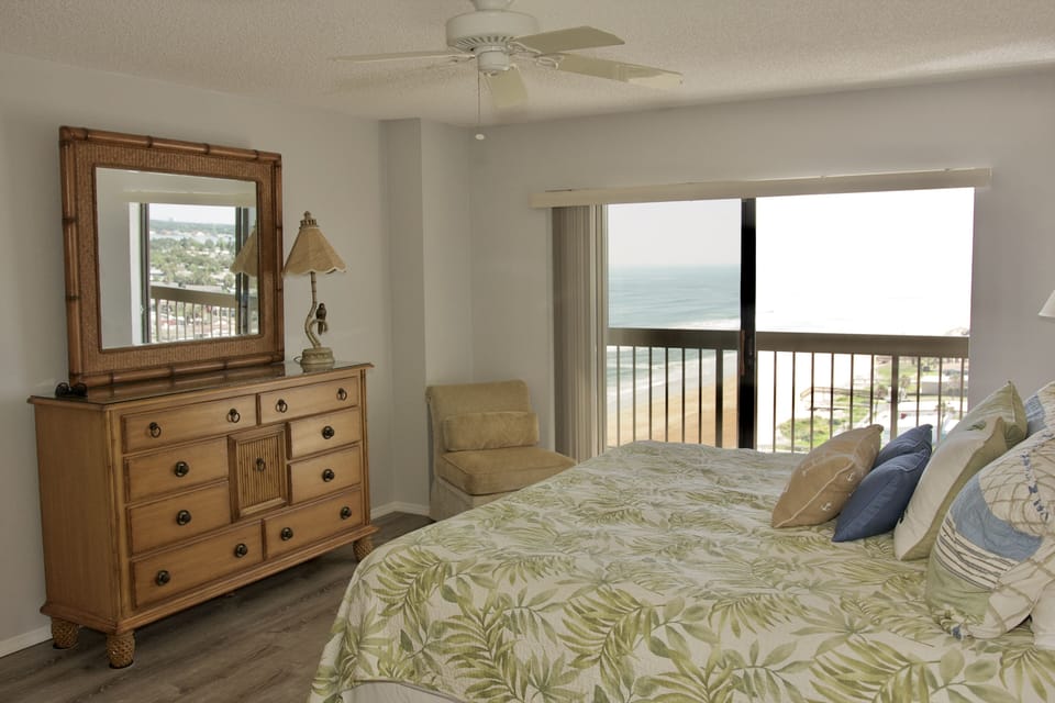 Master bedroom, with view. Kingsize bed