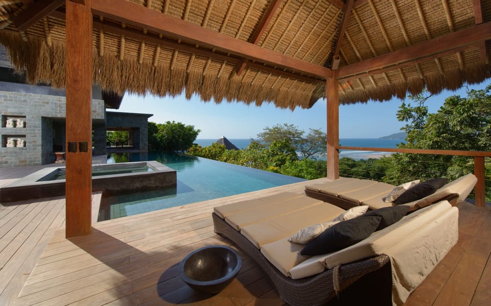 Lower pool + jacuzzi