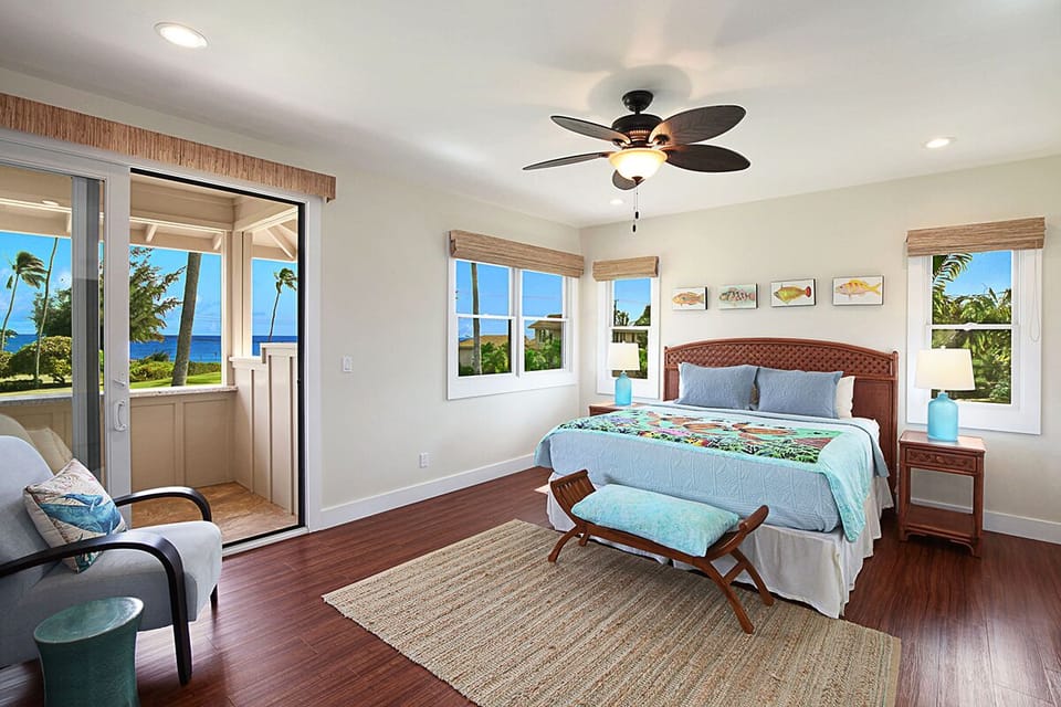 UPSTAIRS BEDROOM. KING BED. OCEANVIEW. A/C. ENSUITE BATHROOM.