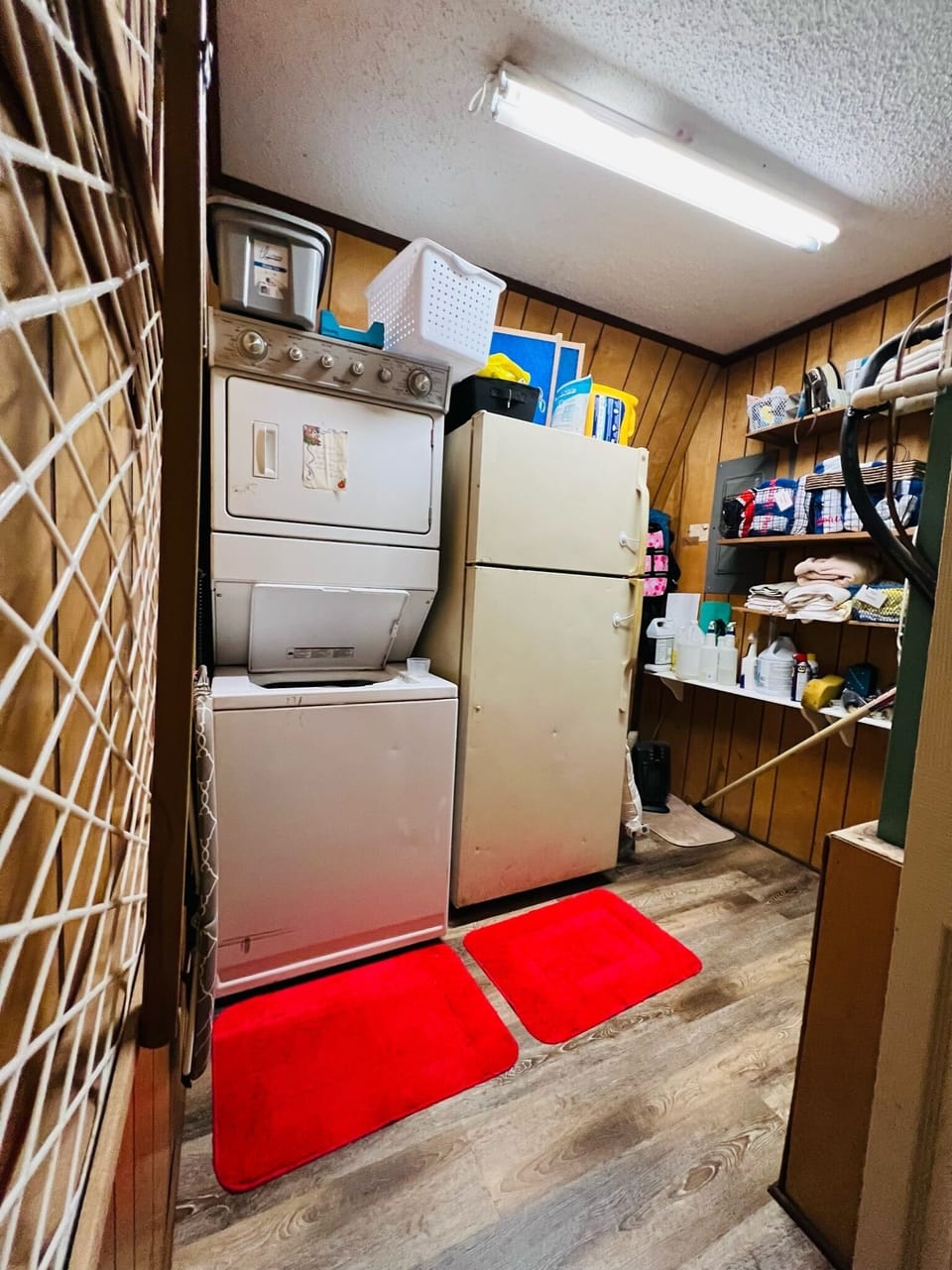 Utility room with washer/dryer