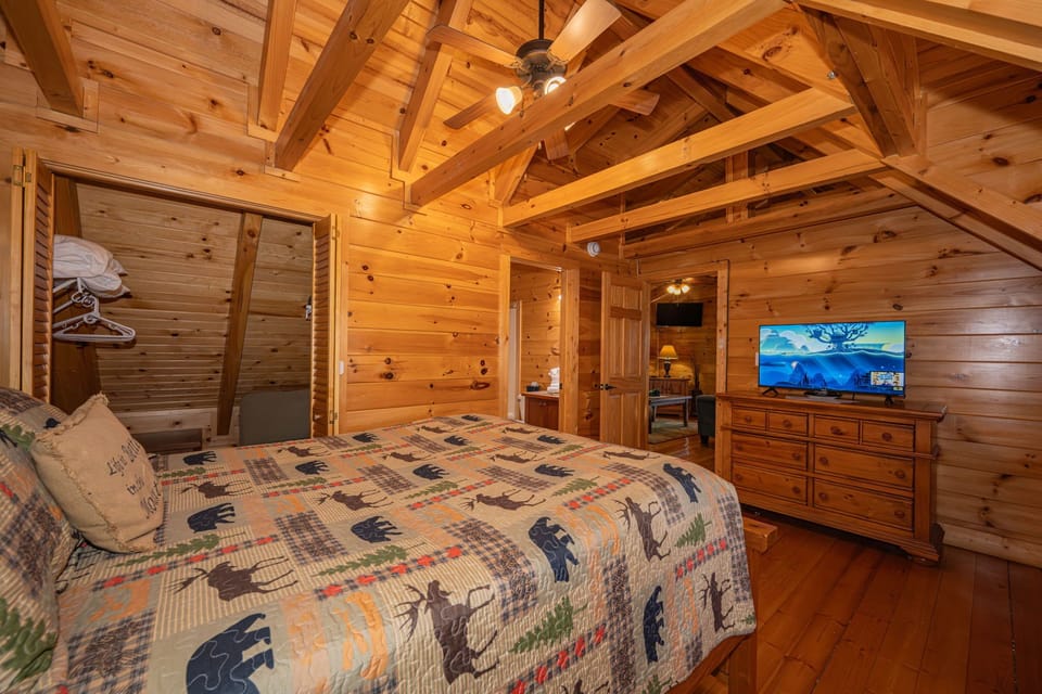 Queen bed in Upper level bedroom with on suite private full bath